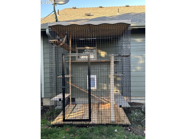 403 Ne HOLIDAY Ave, Dallas, OR 97338