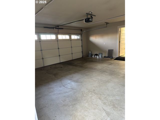 403 Ne HOLIDAY Ave, Dallas, OR 97338