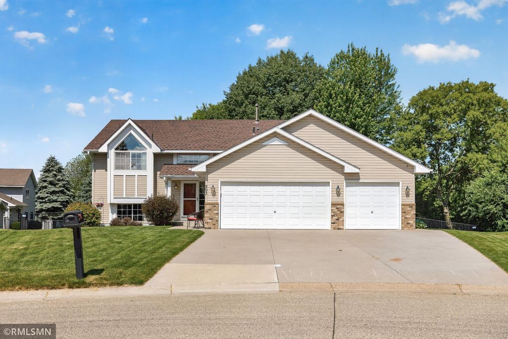 893 Marnie Circle S, Maplewood, MN 55119