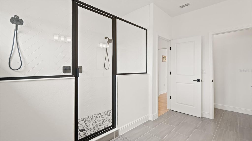 Image 15 of property listing at 15239 LAKE LAMONIA STREET, Winter Garden, FL 34787
