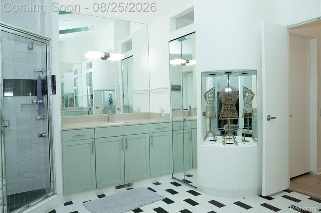 31033 Evergreen Court, Farmington Hills, MI 48331
