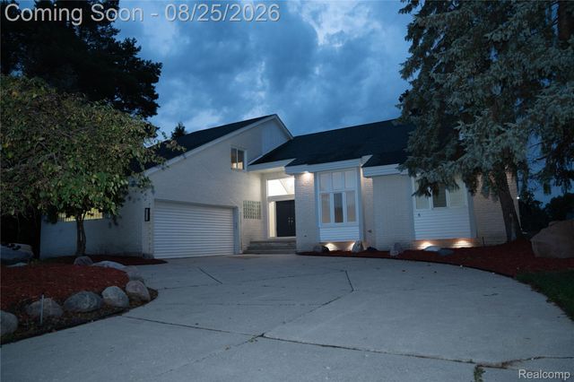 31033 Evergreen Court, Farmington Hills, MI 48331