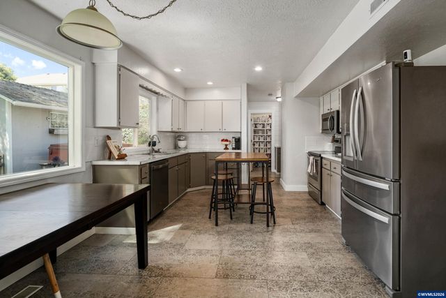 390 Kevin Ct S, Salem, OR 97306