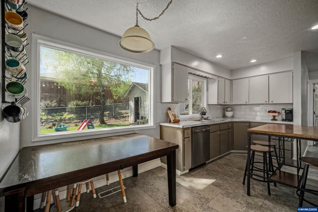 390 Kevin Ct S, Salem, OR 97306