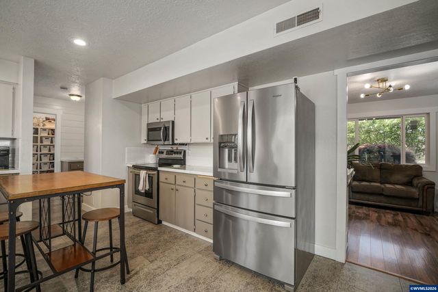 390 Kevin Ct S, Salem, OR 97306