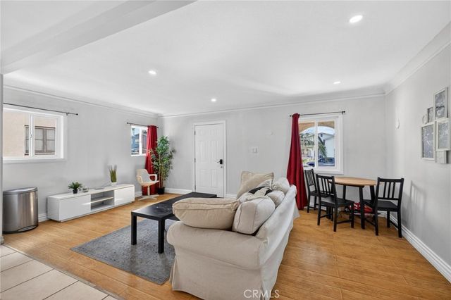 4533 Saturn, Los Angeles, CA 90019