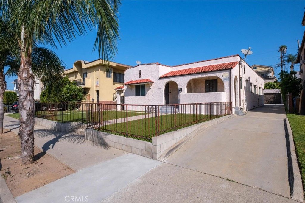4533 Saturn, Los Angeles, CA 90019