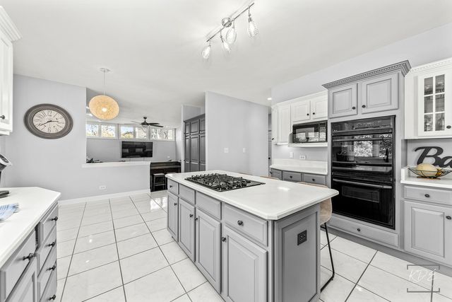 940 Burnham Court, Aurora, IL 60502