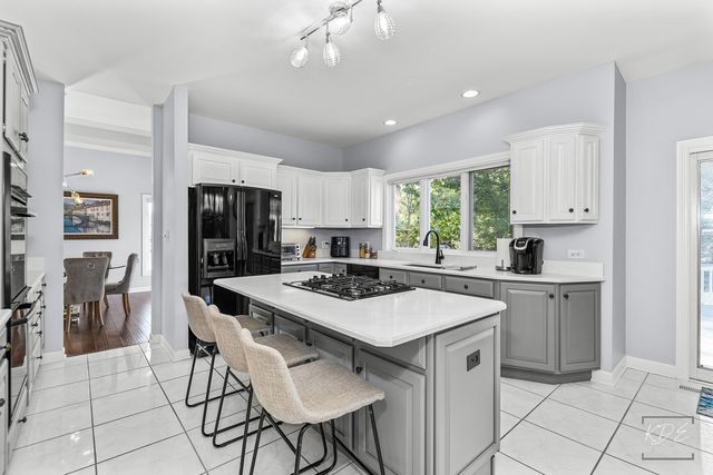 940 Burnham Court, Aurora, IL 60502