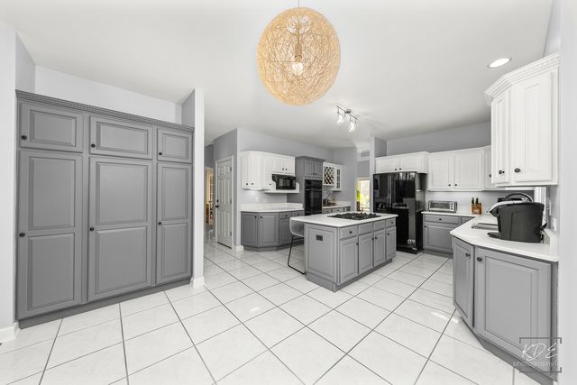 940 Burnham Court, Aurora, IL 60502