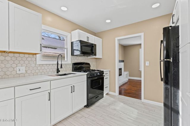 22 Elmwood Court, North Greenbush, NY 12198