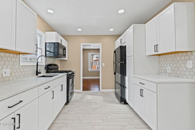 22 Elmwood Court, North Greenbush, NY 12198