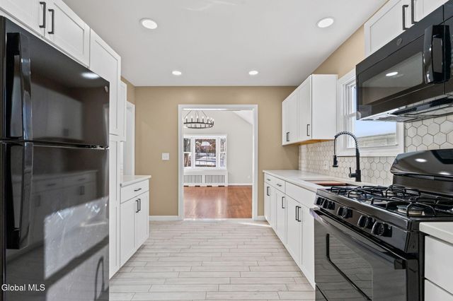 22 Elmwood Court, North Greenbush, NY 12198