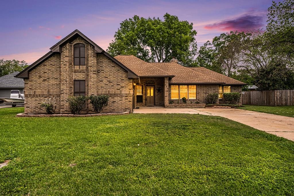 130 Juniper Street, Lake Jackson, TX 77566