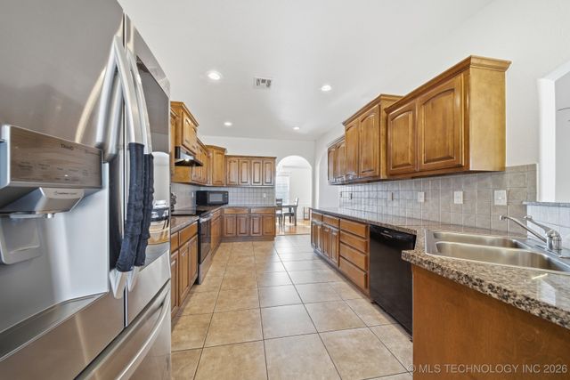 99 Eagle Drive, Sand Springs, OK 74063