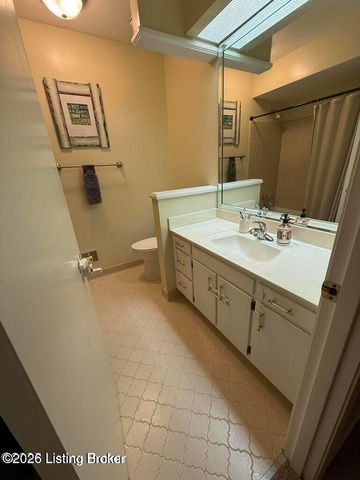 805 Kinross Pl, Louisville, KY 40243