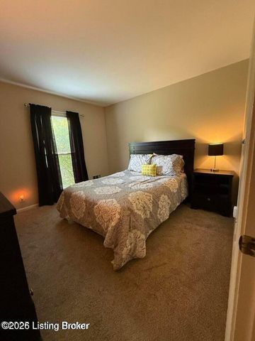 805 Kinross Pl, Louisville, KY 40243