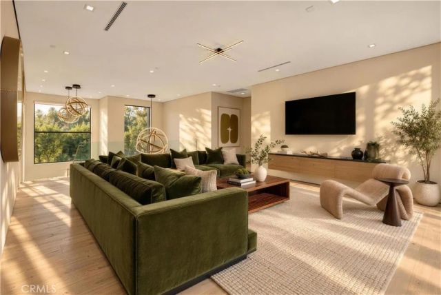 4940 Brewster Drive, Tarzana, CA 91356
