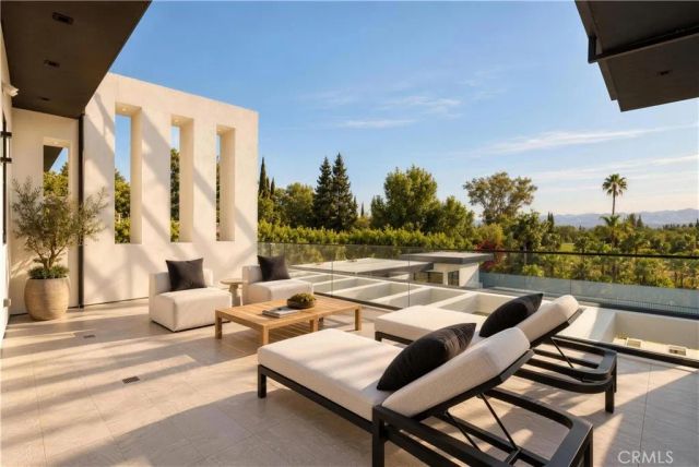 4940 Brewster Drive, Tarzana, CA 91356