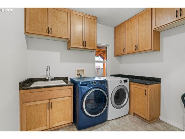 825 WAVERLY St, Eugene, OR 97401