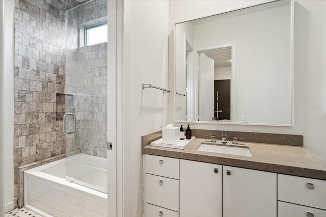 2211 Avalon Place, Houston, TX 77019