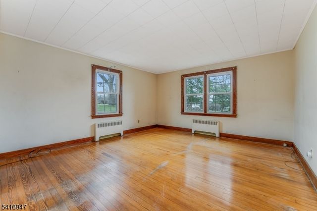 27 Union Rd, Clinton Town, NJ 08809