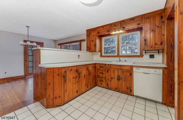 27 Union Rd, Clinton Town, NJ 08809