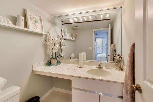 654 Picardy Circle, Northbrook, IL 60062