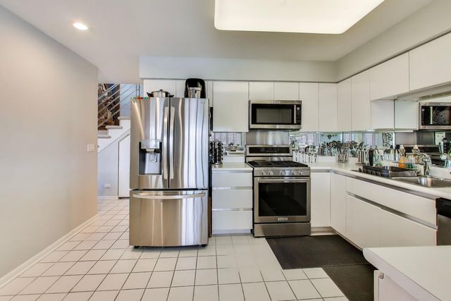 654 Picardy Circle, Northbrook, IL 60062