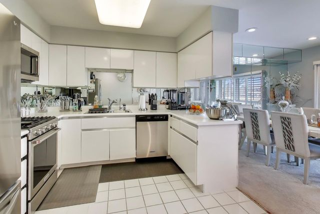 654 Picardy Circle, Northbrook, IL 60062