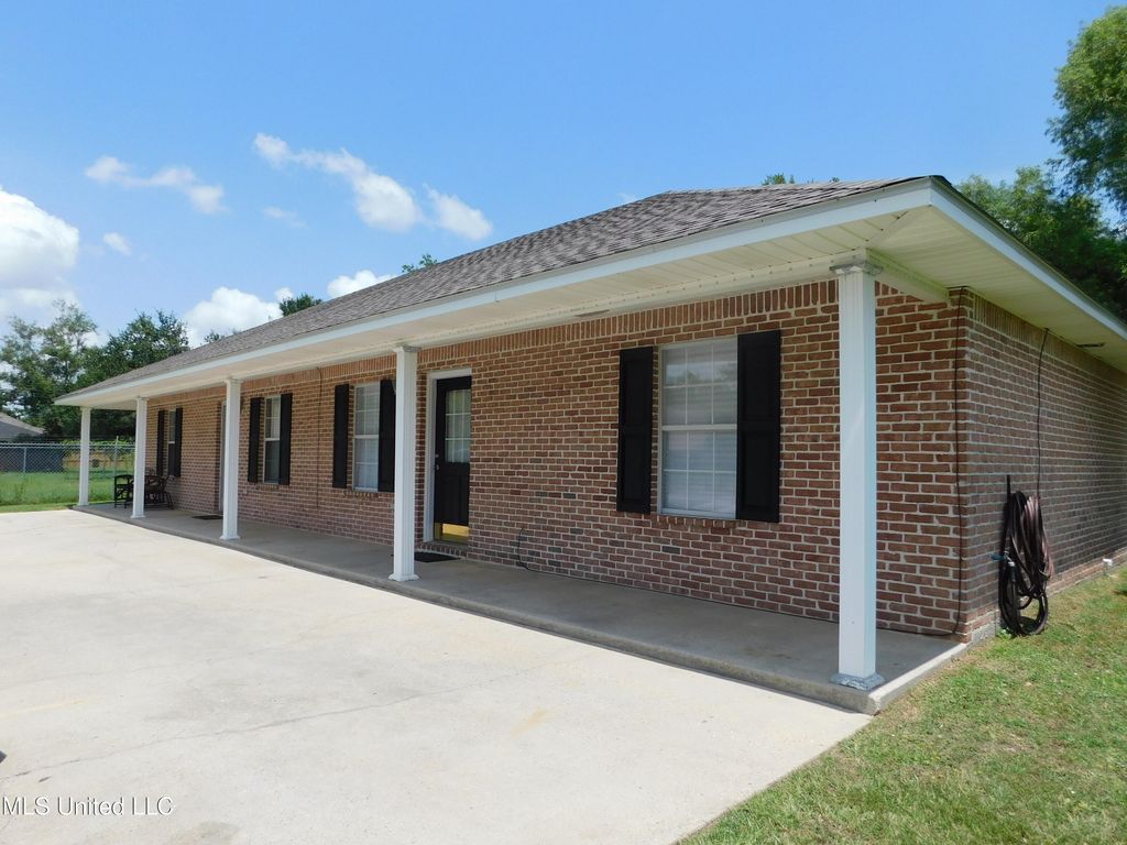525 St John Street, Bay Saint Louis, MS 39520
