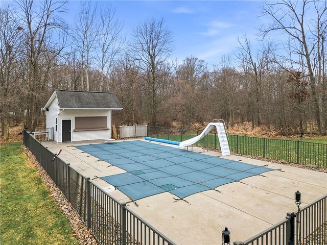 626 Lorenwood Drive, Hermitage, PA 16148