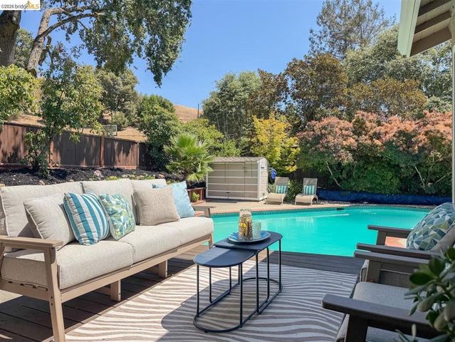 1235 Larch Ave, Moraga, CA 94556