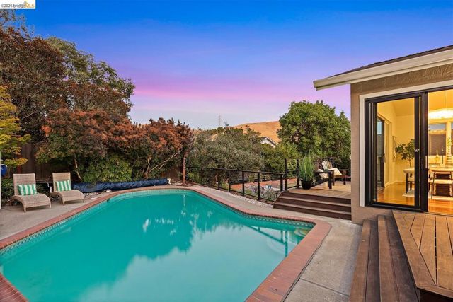 1235 Larch Ave, Moraga, CA 94556