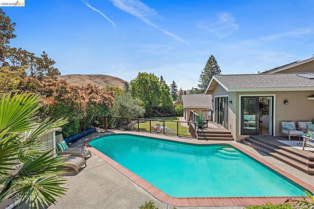 1235 Larch Ave, Moraga, CA 94556