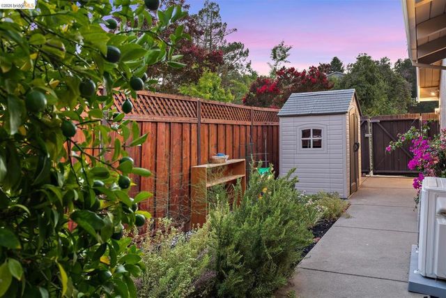 1235 Larch Ave, Moraga, CA 94556