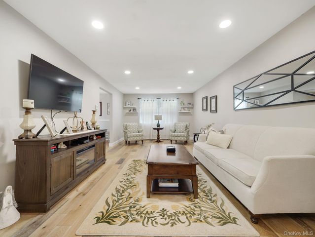 552 Sierra Vista Lane, Valley Cottage, NY 10989