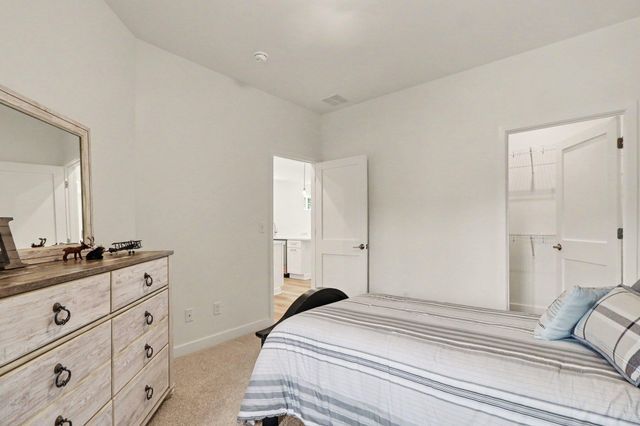 1905 E Woodglen Circle, Valparaiso, IN 46383