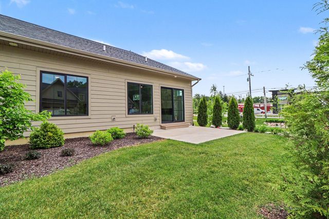 1905 E Woodglen Circle, Valparaiso, IN 46383
