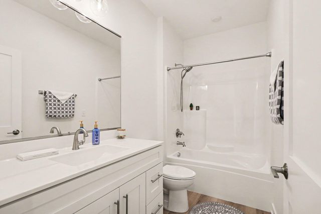 1905 E Woodglen Circle, Valparaiso, IN 46383