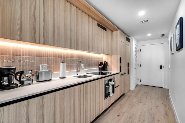 225 N Miami Ave 1701, Miami, FL 33131