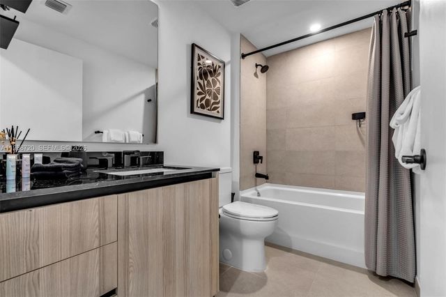 225 N Miami Ave 1701, Miami, FL 33131