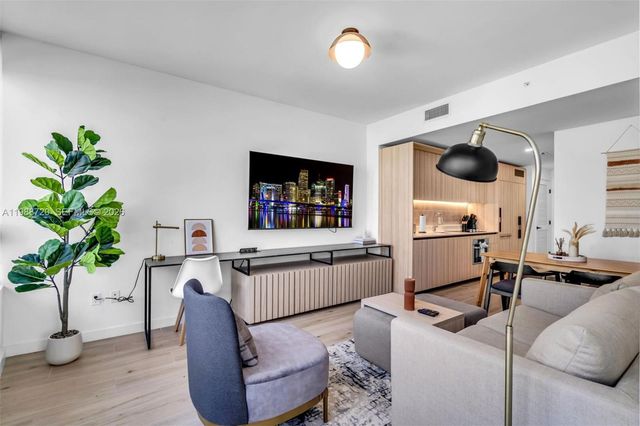 225 N Miami Ave 1701, Miami, FL 33131