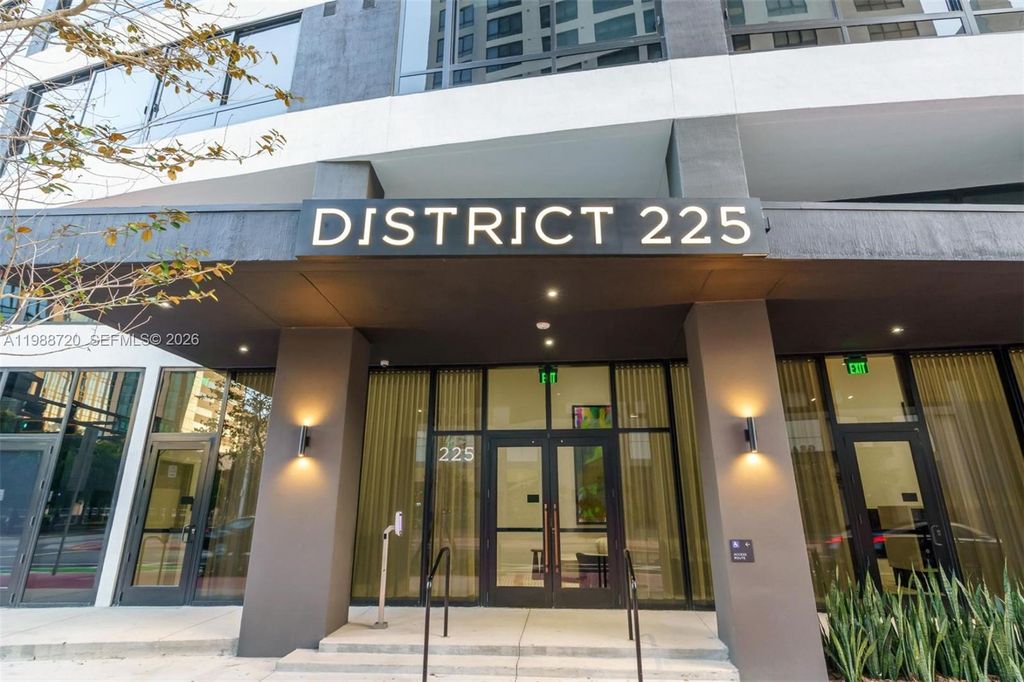 225 N Miami Ave 1701, Miami, FL 33131