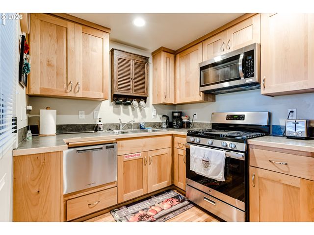 2235 CORINTHIAN Ct, Eugene, OR 97405