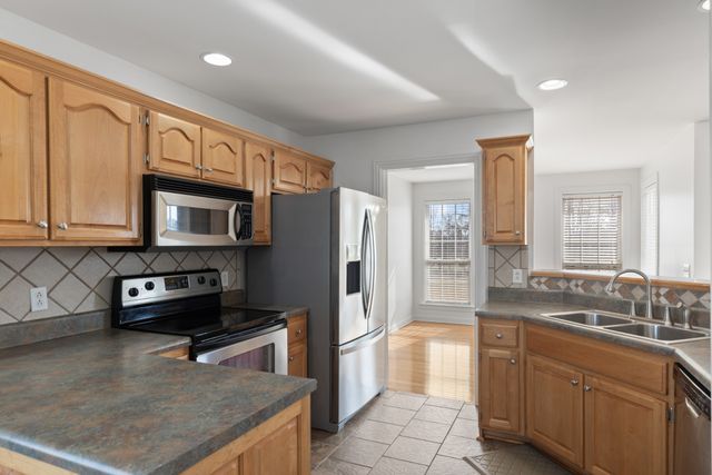 1014 Somerville Dr, Cottontown, TN 37048