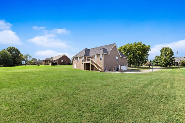 1014 Somerville Dr, Cottontown, TN 37048