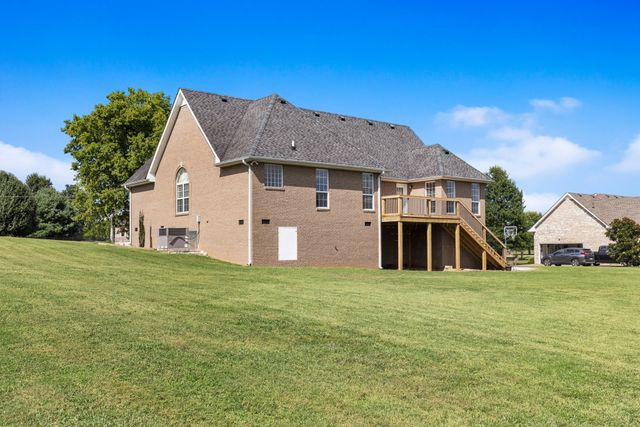 1014 Somerville Dr, Cottontown, TN 37048