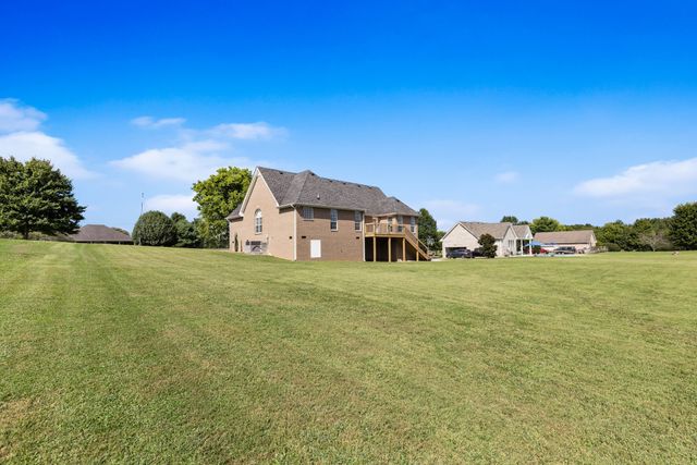 1014 Somerville Dr, Cottontown, TN 37048