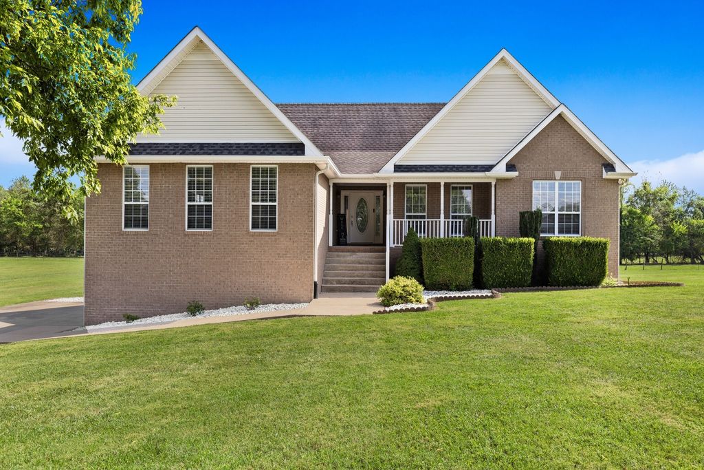 1014 Somerville Dr, Cottontown, TN 37048